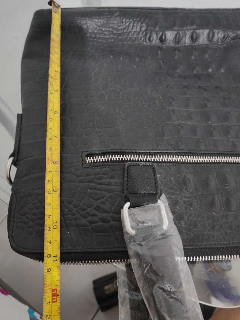 BLACK Laptop/Documents Bag-Decluttering Sale (Category: Luxury Bags & Wallets) located in Quezon City. Submitted by tiffy2010 (Listing ID 1408710039, Image 1). Description: Crocodile embossed black laptop bag Brand new Bought but never used. With shoulder straps Size-15 inches X 11. 5 inches Slightly negotiable .