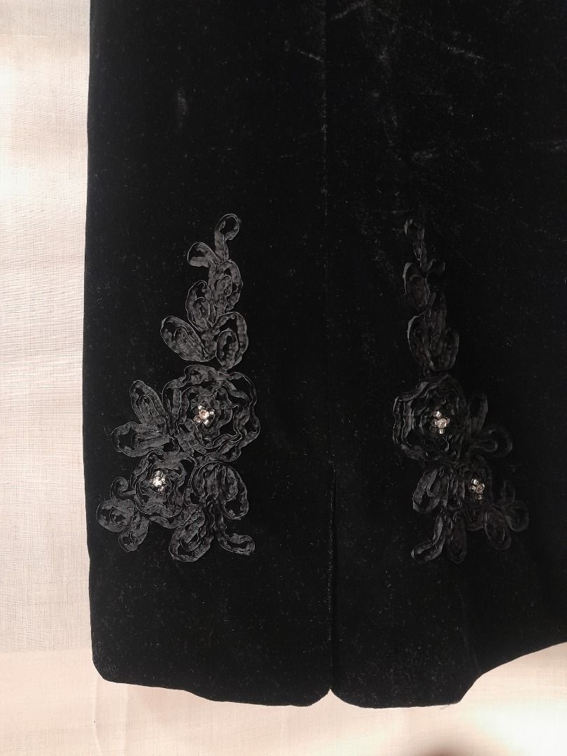 Black Velvet Gothic Long Skirt (Category: Skirts) located in Bacoor. Submitted by obscurated (Listing ID 1408756031, Image 2). Description: - Black velvet gothic long skirt - Subtle floral design near the hem - Size: Small - no flaws - top not included ⁺‧₊˚ ཐི⋆♱⋆ཋྀ ˚₊‧⁺ Please READ the following before sending a DM: ♡ Mine Basis only. ♡ Payment first before shipment. Accepting GCash / Bank transfer ♡ No Rush Shipping - can usually ship on Monday 