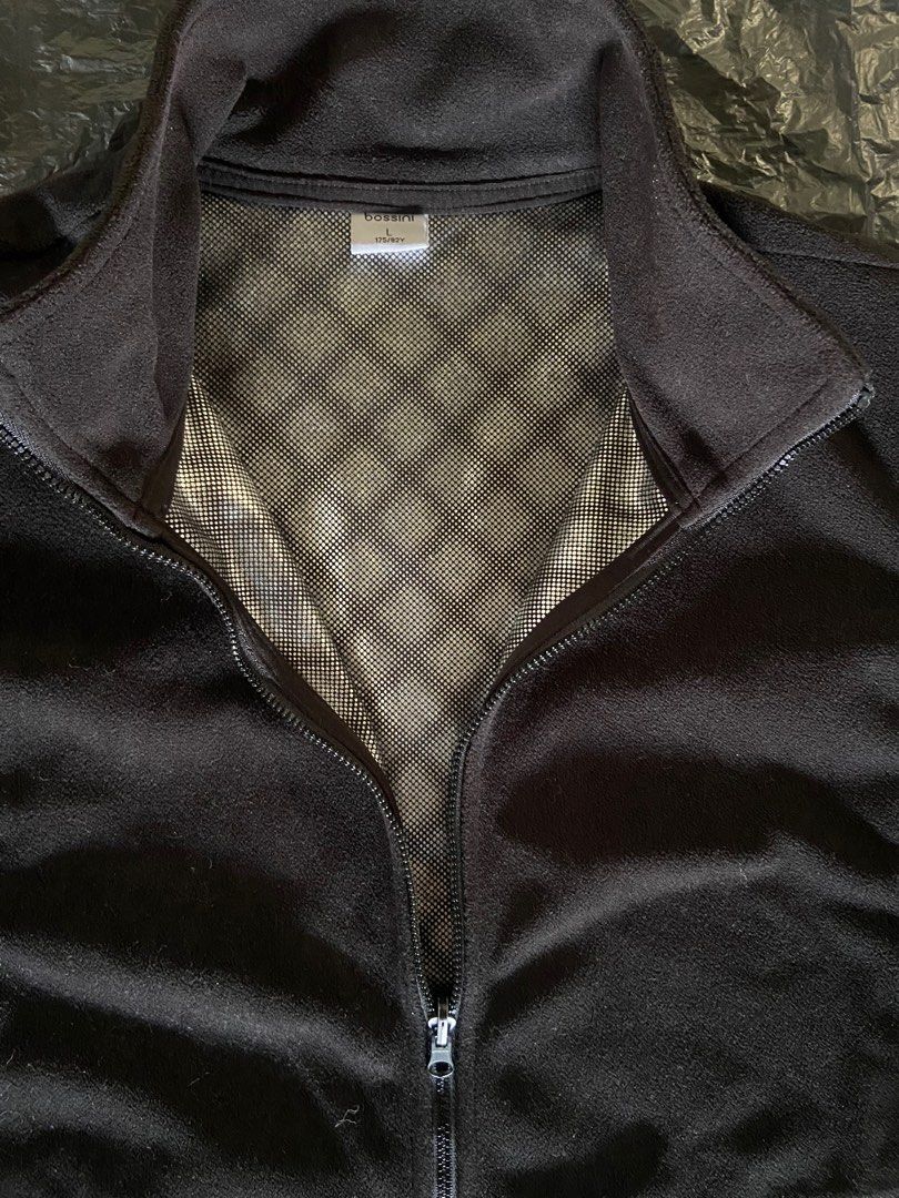 Bossini fleece (Category: Tshirts & Polo Shirts ) located in Manila. Submitted by acethriftstop (Listing ID 1408759315, Image 3). Description: Size on tag: L Color rate: 10/10 Dimes: 20.5x26 (fit to small) Issue: None.