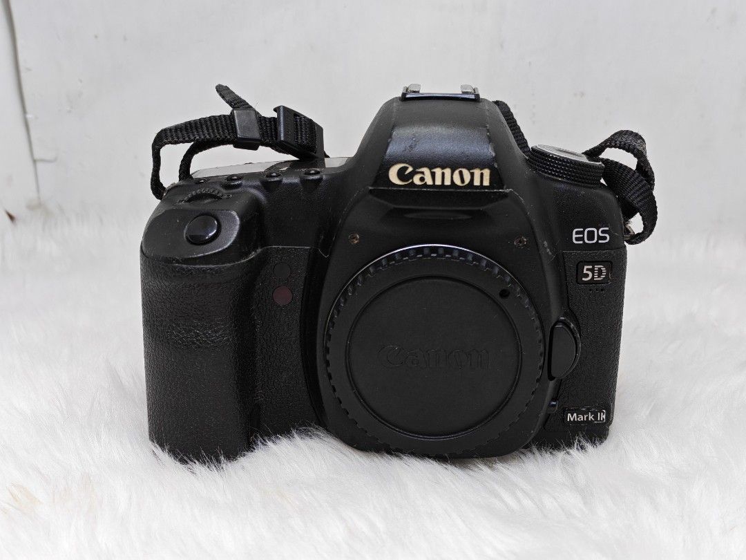 Canon EOS 5D Mark II Full Frame DSLR Camera body (Category: Cameras) located in Manila. Submitted by ultimogizmos (Listing ID 1408879470, Image 1). Description: - Canon EOS 5D Mark II DSLR The Canon 5D Mark II is a groundbreaking 21.1MP full-frame DSLR, famous for bringing high-resolution photos and 1080p video (Full HD) to advanced amateurs and pros in 2008, featuring a DIGIC 4 processor, weather-sealed body, 3.9fps shooting, and good low-light 