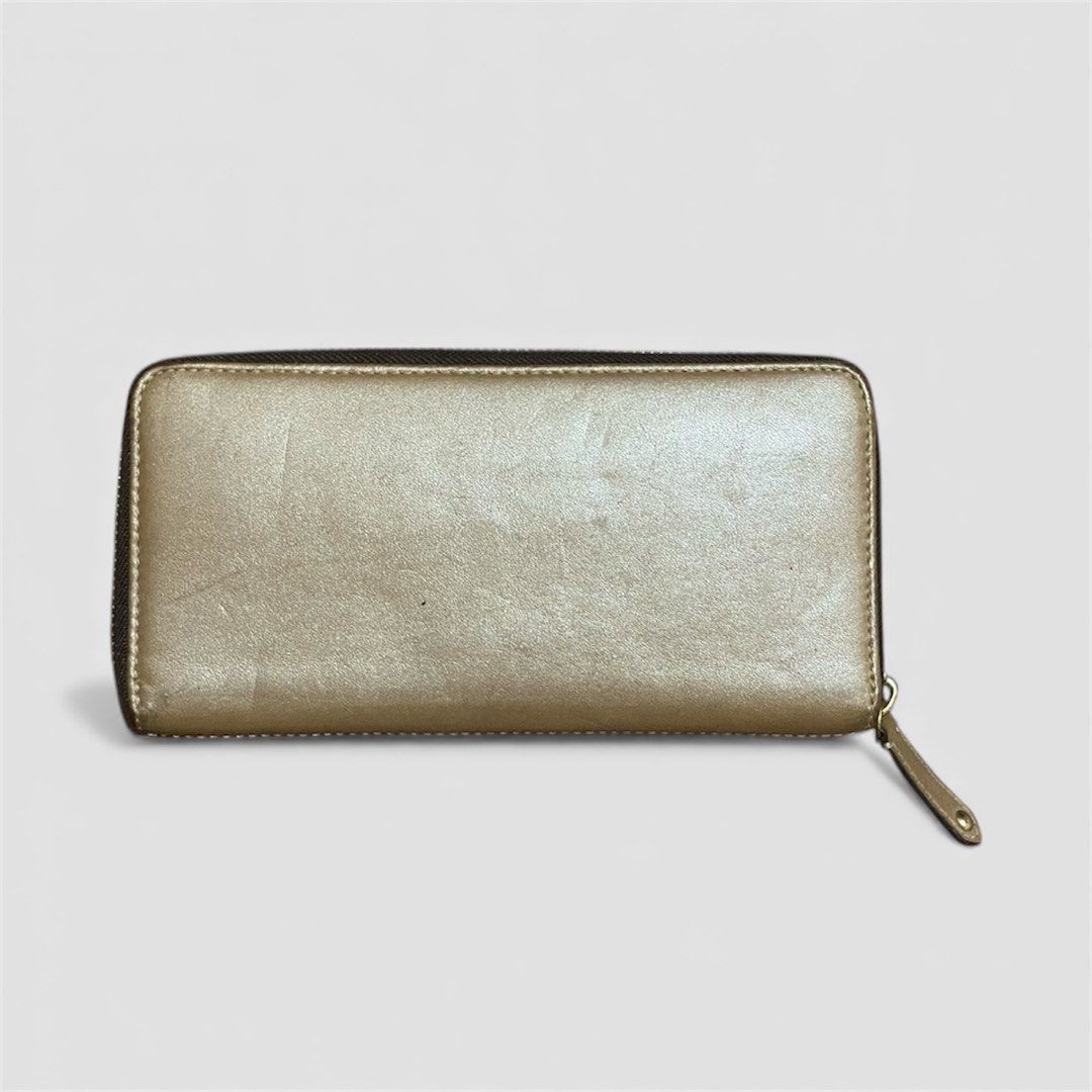 Coach Ashley leather compact clutch wallet (Category: Luxury Bags & Wallets) located in Naga. Submitted by dailyshipped (Listing ID 1408851792, Image 2). Description: Material : Leather Length: 4” Width: 8” Color rate : 9/10 In excellent condition Location : Bicol Naga City MOP: Gcash only ( Payment Frist ) Courier : J&T / LBC / JRS / Flash Express.