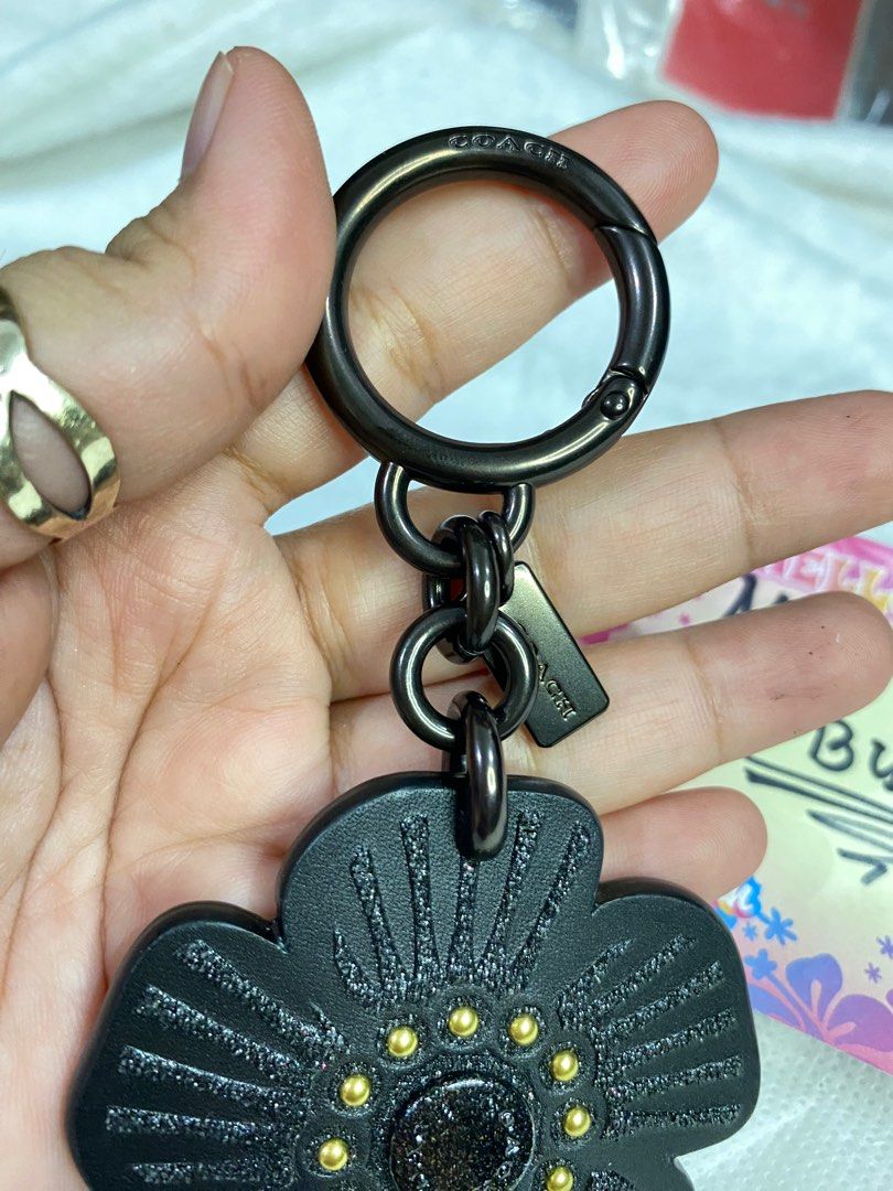 Coach charm flower og fr japan (Category: Other Accessories) located in Bulacan. Submitted by marisolugay (Listing ID 1408804291, Image 3). Description: Og coach charm fr japan with dustcloth loc bulacan + 51 sf.