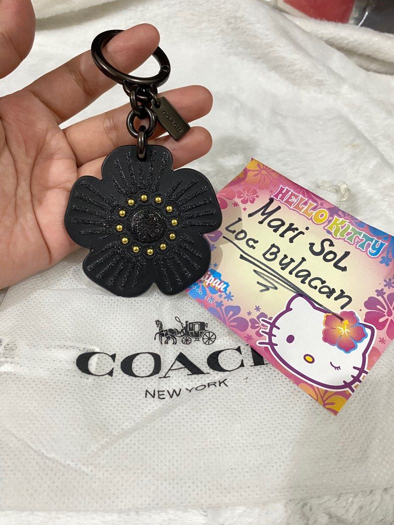 Coach charm flower og fr japan (Category: Other Accessories) located in Bulacan. Submitted by marisolugay (Listing ID 1408804291, Image 1). Description: Og coach charm fr japan with dustcloth loc bulacan + 51 sf.