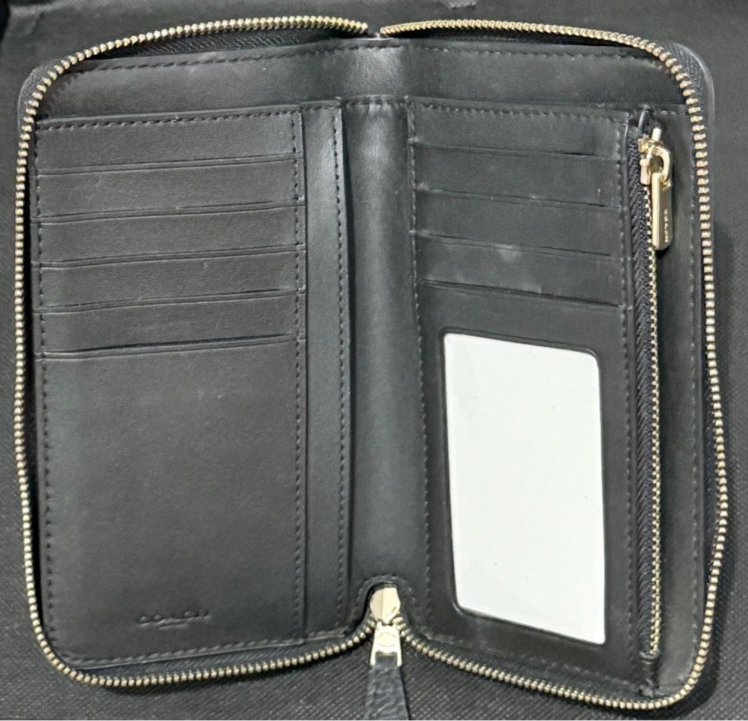 ‼️AUTHENTIC‼️ Coach Medium Zip Wallet (Category: Luxury Bags & Wallets) located in Cainta. Submitted by ibarelyused (Listing ID 1408783201, Image 2). Description: ‼️AUTHENTIC‼️ 👛Shipped from Canada 👛Original Price: 2,500.