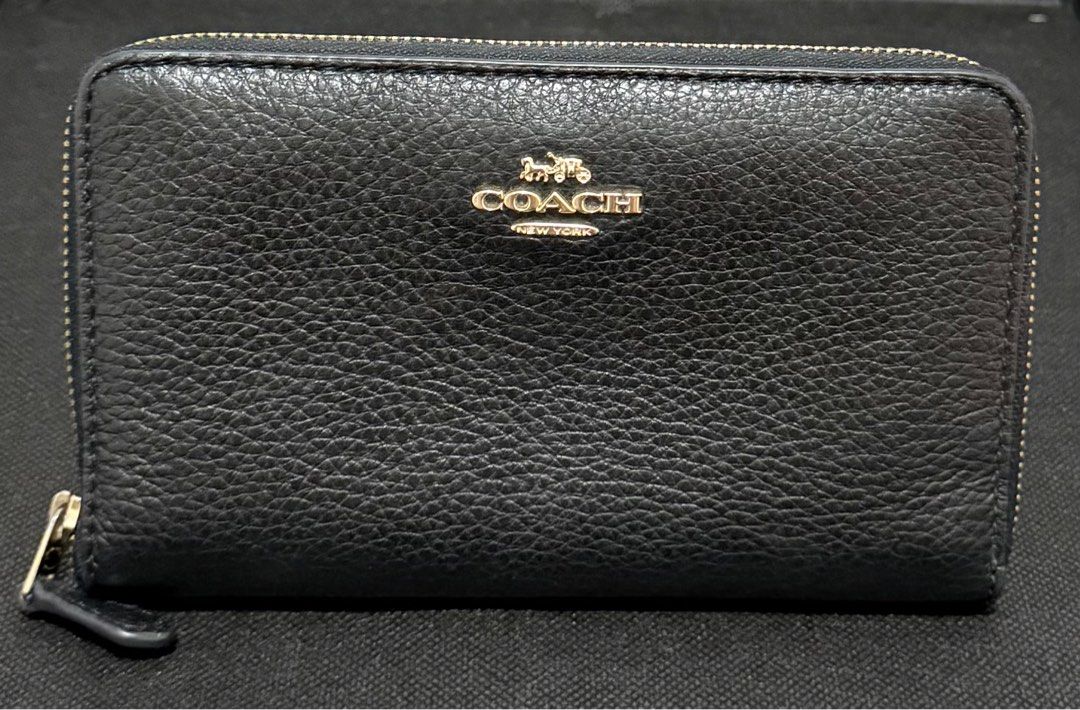 ‼️AUTHENTIC‼️ Coach Medium Zip Wallet (Category: Luxury Bags & Wallets) located in Cainta. Submitted by ibarelyused (Listing ID 1408783201, Image 1). Description: ‼️AUTHENTIC‼️ 👛Shipped from Canada 👛Original Price: 2,500.