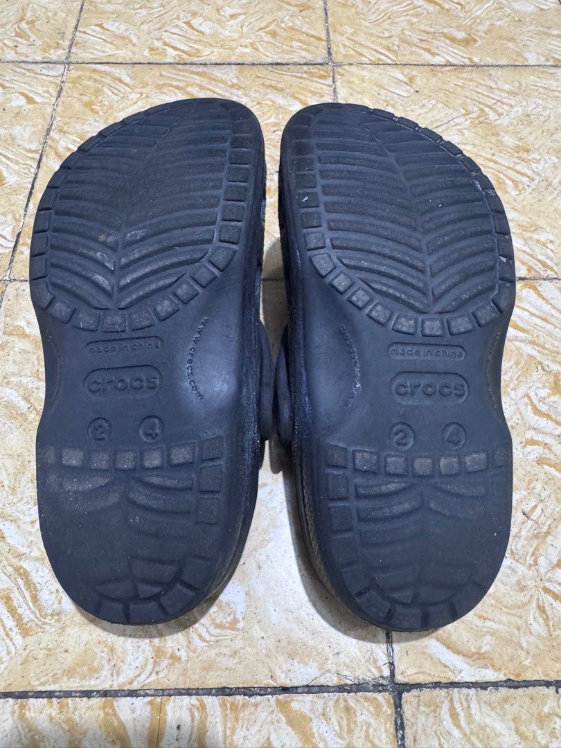 Original Crocs Classic Clogs Black Size 4 for kids (Category: Slippers & Slides) located in Quezon City. Submitted by itmakescynch (Listing ID 1408833878, Image 3). Description: - Classic black Crocs clogs - Size: 4 .