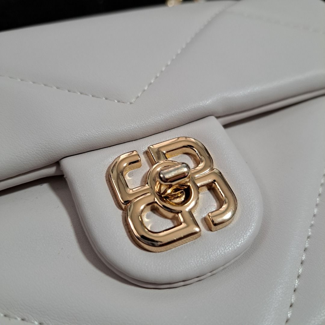 David Jones Paris two-way bag (Category: Shoulder Bags) located in Tarlac. Submitted by allisonaton (Listing ID 1408720206, Image 2). Description: Preloved David Jones Paris shoulder/ crossbody bag in creamy white Material: PU leather In good condition DIMENSION:8.6"(L)x2.7" (W)x5.1" (H) 22*7*13CM Rfs: decluttering😊 MOP: Gcash.