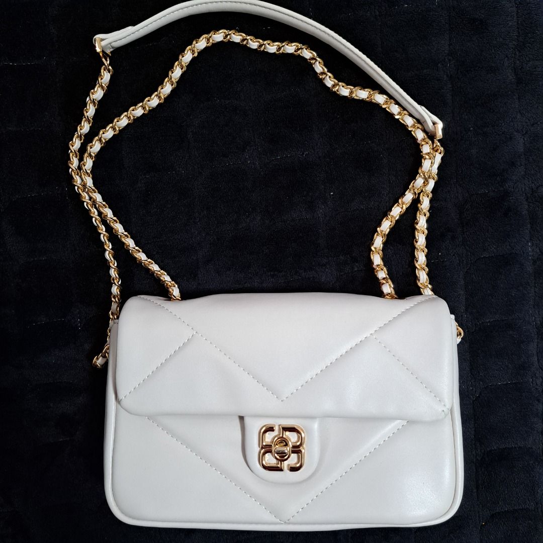 David Jones Paris two-way bag (Category: Shoulder Bags) located in Tarlac. Submitted by allisonaton (Listing ID 1408720206, Image 1). Description: Preloved David Jones Paris shoulder/ crossbody bag in creamy white Material: PU leather In good condition DIMENSION:8.6"(L)x2.7" (W)x5.1" (H) 22*7*13CM Rfs: decluttering😊 MOP: Gcash.