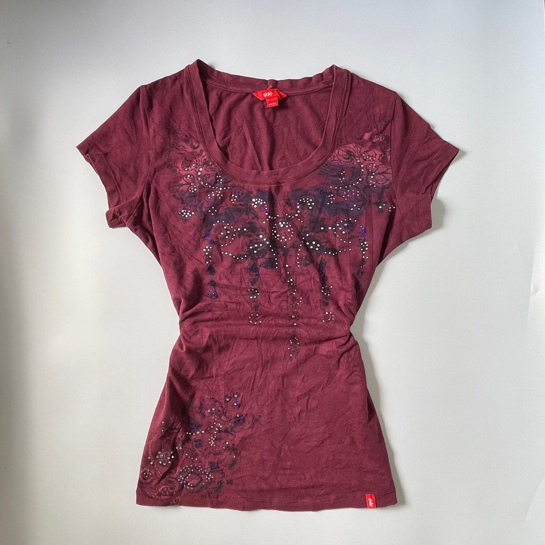 edc by Esprit Embellished Maroon T-shirt (Category: Shirts) located in Tabaco. Submitted by bilys_aura (Listing ID 1408870534, Image 2). Description: ୨ৎ edc w/ rhinestone — size: s-med — 10/10 condition — issue: may mga natanggal ng rhinestone mine: 250 steal: 350 bid +50 increment lock: 500 (au) eob: dec 10 | 11 pm.