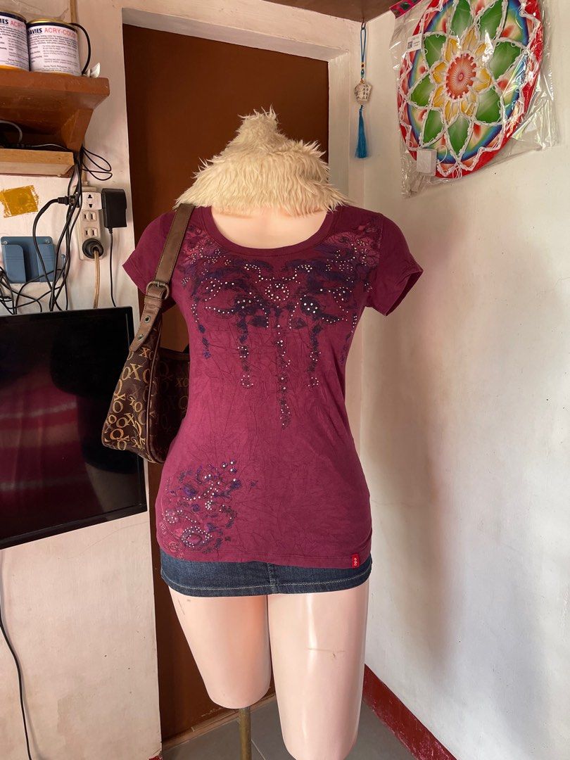 edc by Esprit Embellished Maroon T-shirt (Category: Shirts) located in Tabaco. Submitted by bilys_aura (Listing ID 1408870534, Image 1). Description: ୨ৎ edc w/ rhinestone — size: s-med — 10/10 condition — issue: may mga natanggal ng rhinestone mine: 250 steal: 350 bid +50 increment lock: 500 (au) eob: dec 10 | 11 pm.
