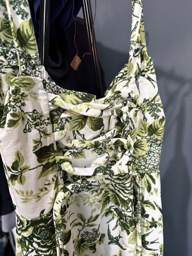 Floral Print Maxi Dress (Category: Dresses) located in Makati City. Submitted by asphh (Listing ID 1408876261, Image 2). Description: Floral maxi dress. Green and white print. Lightweight fabric. Floor-length..