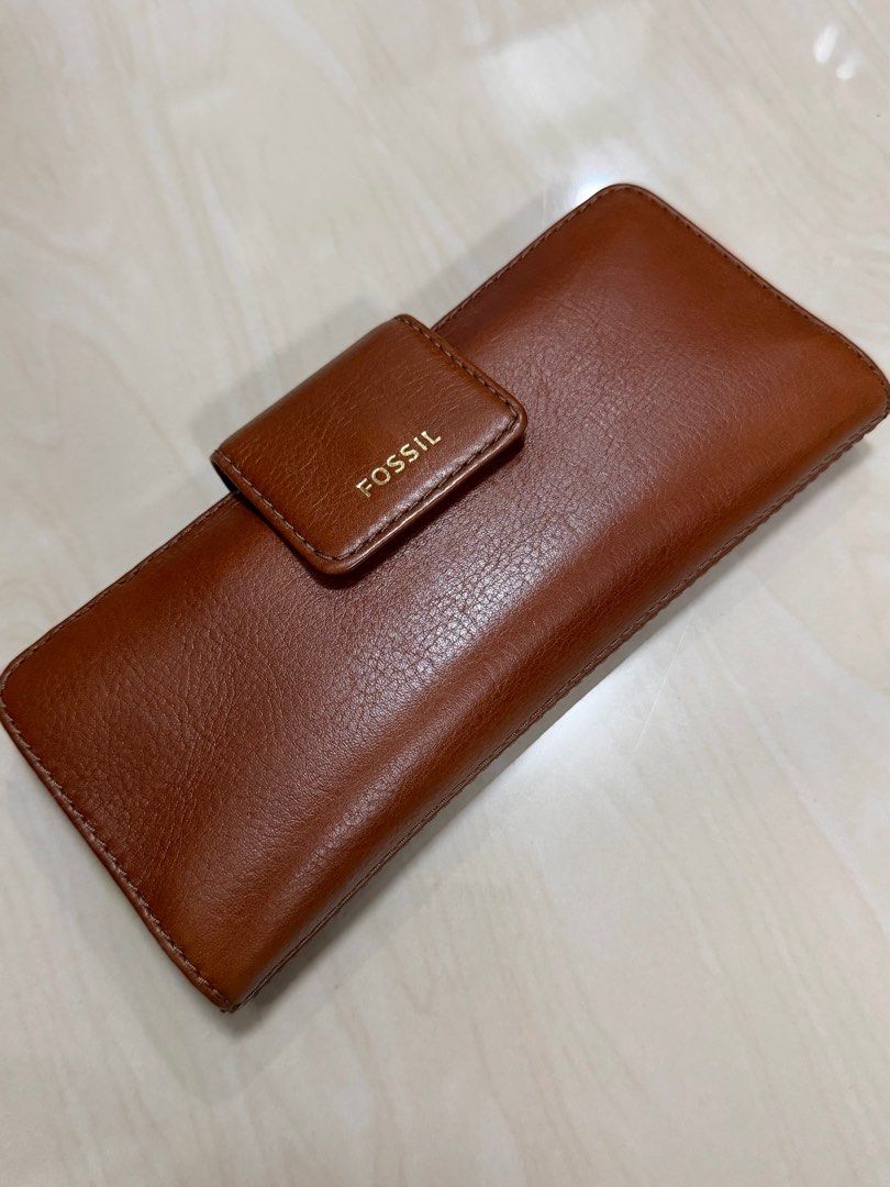 Fossil Womens Bifold Leather Wallet (Category: Wallets & Card holders) located in Imus. Submitted by lovedby.aa (Listing ID 1408860560, Image 1). Description: AUTHENTIC - pm for sure buyer only! • can send more photos/videos, can do VC also • pay as you mine, no to joy reserver/miner • same day pick up thru lalamove • scheduled shipping thru j&t.