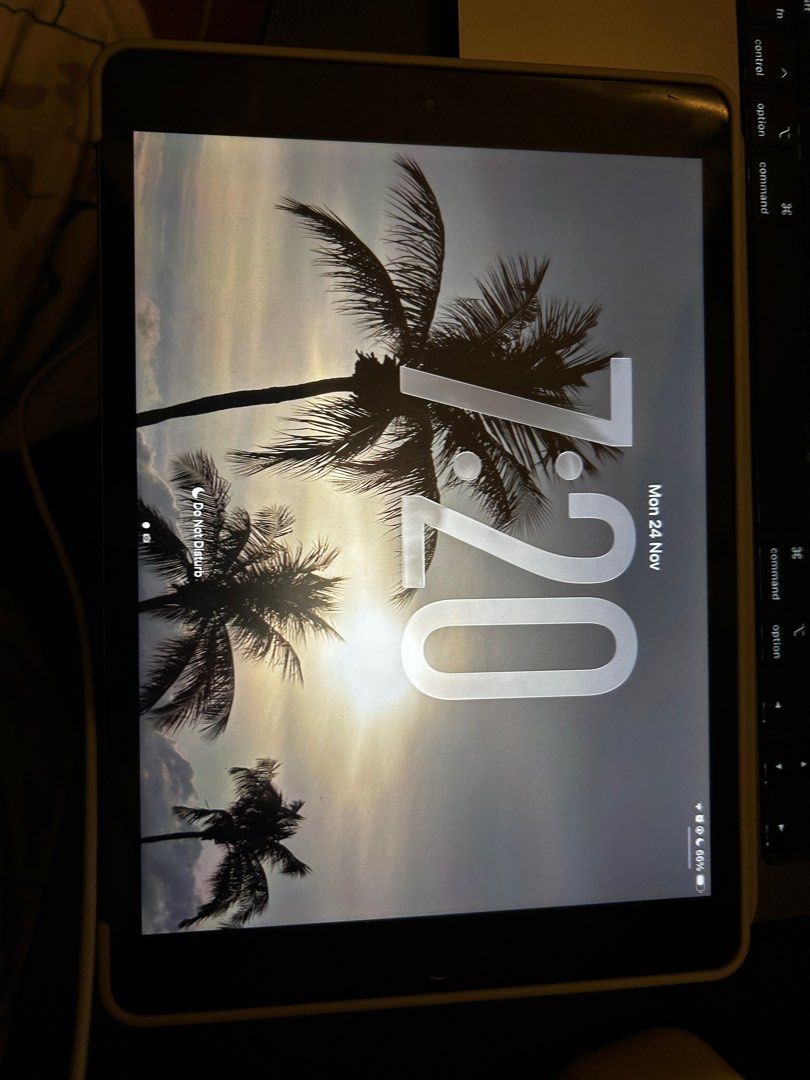 iPad 8 (Category: Cases & Sleeves) located in Singapore. Submitted by loafers (Listing ID 1408723136, Image 1). Description: WTT for ipad 11 and I’ll top up Fast nego 150.