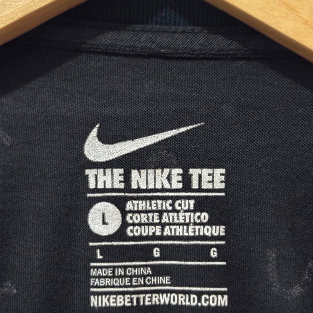 Nike Geometric print T-Shirt (Category: Tshirts & Polo Shirts ) located in Manila. Submitted by retro.archives (Listing ID 1408882565, Image 3). Description: Nike Geometric print T-Shirt 📌 Size: Large Dimes: 20"x27" Condition: 9/10 Issue: None 🧷 Price: 450 + sf 📍 Angeles City, Pampanga 🚛 Courier – J&T (Regular Shipping) .