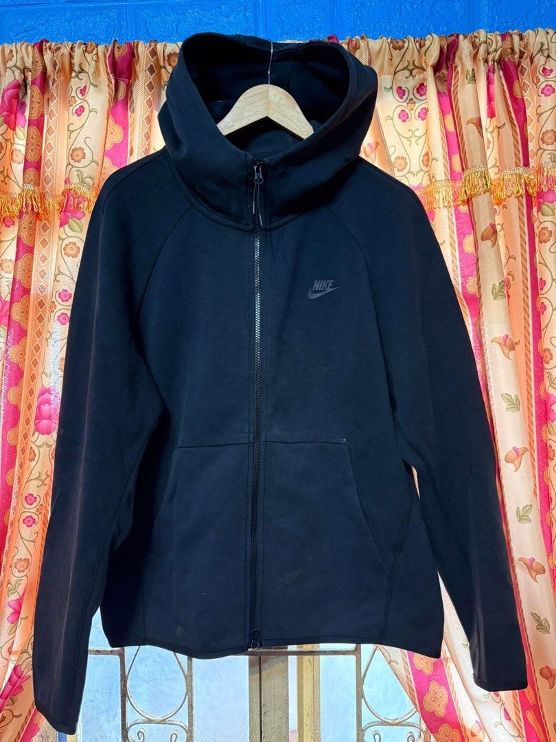 NIKE TECHFLEECE (Category: Activewear) located in Sariaya. Submitted by IvanYuri07 (Listing ID 1408828492, Image 1). Description: NIKE TECHFLEECE GOOD CONDITION XL ORIGINAL LEGIT ISSUE : BLEACH STAIN PM ME 380 pesos only.