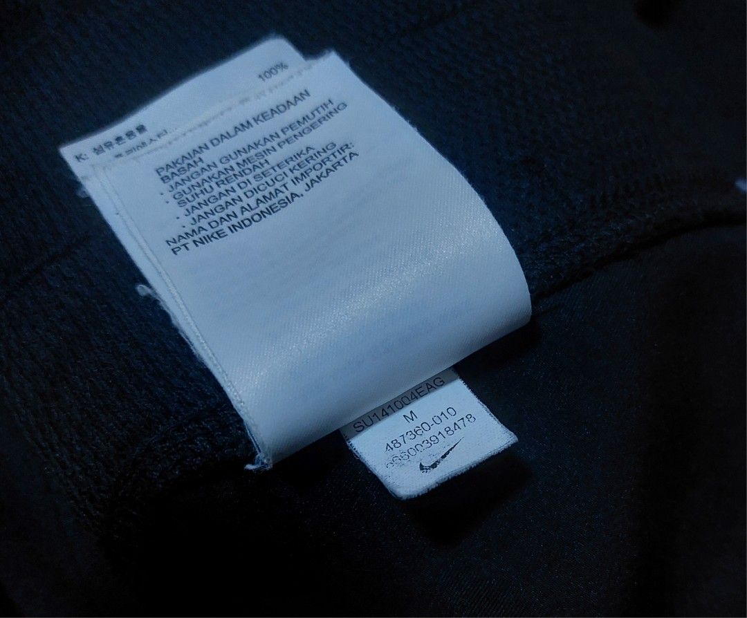 Nike Woven Jacket (Category: Activewear) located in Baguio. Submitted by wagwagan_001 (Listing ID 1408879356, Image 2). Description: excellent medium 21 x 28.5.
