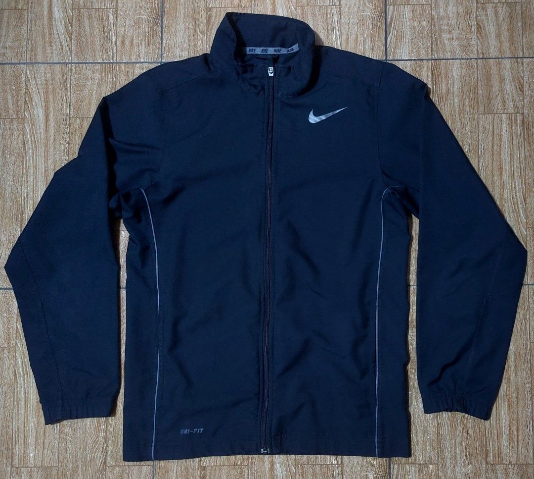 Nike Woven Jacket (Category: Activewear) located in Baguio. Submitted by wagwagan_001 (Listing ID 1408879356, Image 1). Description: excellent medium 21 x 28.5.