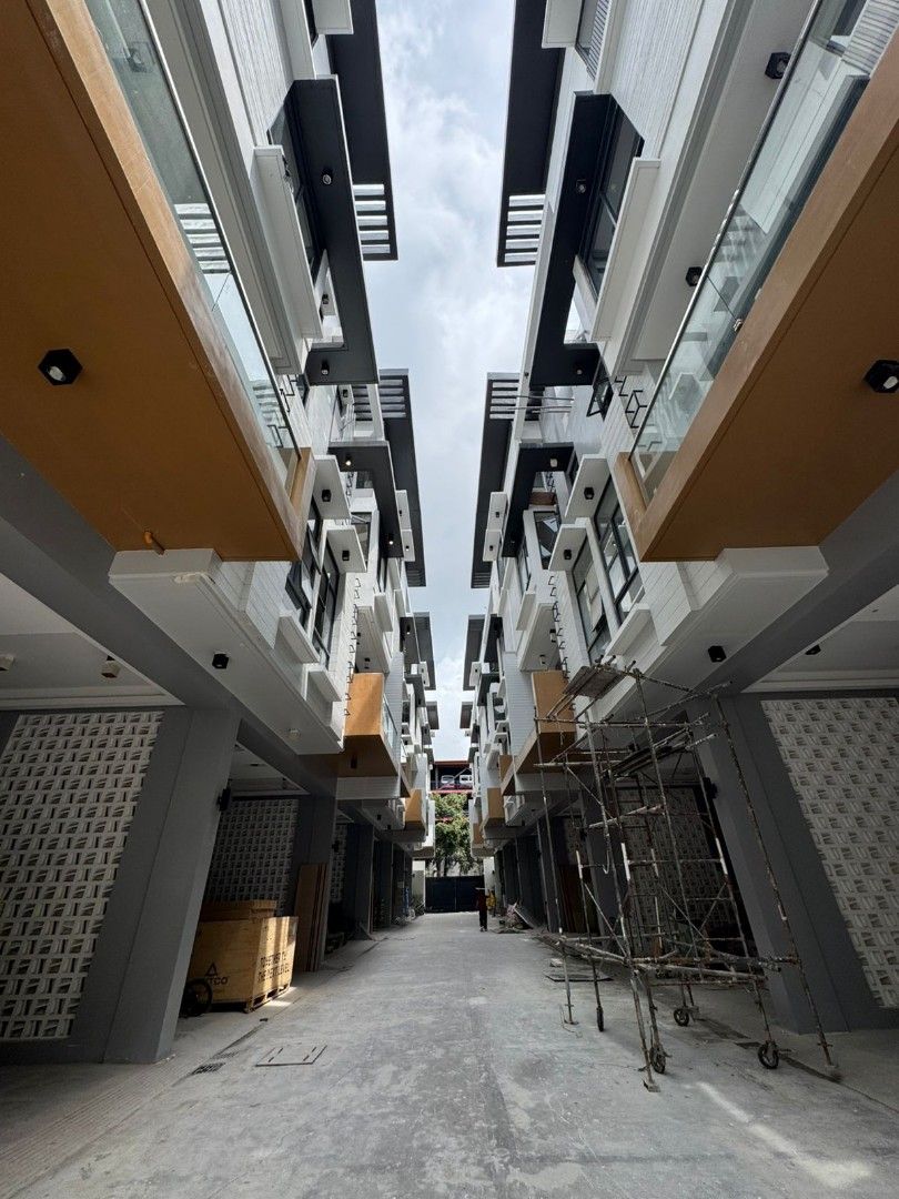 PALISADES HILL FOR SALE (Category: House & Lot) located in Mandaluyong City. Submitted by reichell_camprealty (Listing ID 1408755424, Image 3). Description: FOR SALE Palisades Hill 📍San Juan Townhouses For Sale 4-Bedroom 3-4 car ports Lot Area: 92-155sqm Floor Area: 350-440sqm 42.5M - 61.5M 9 units left.