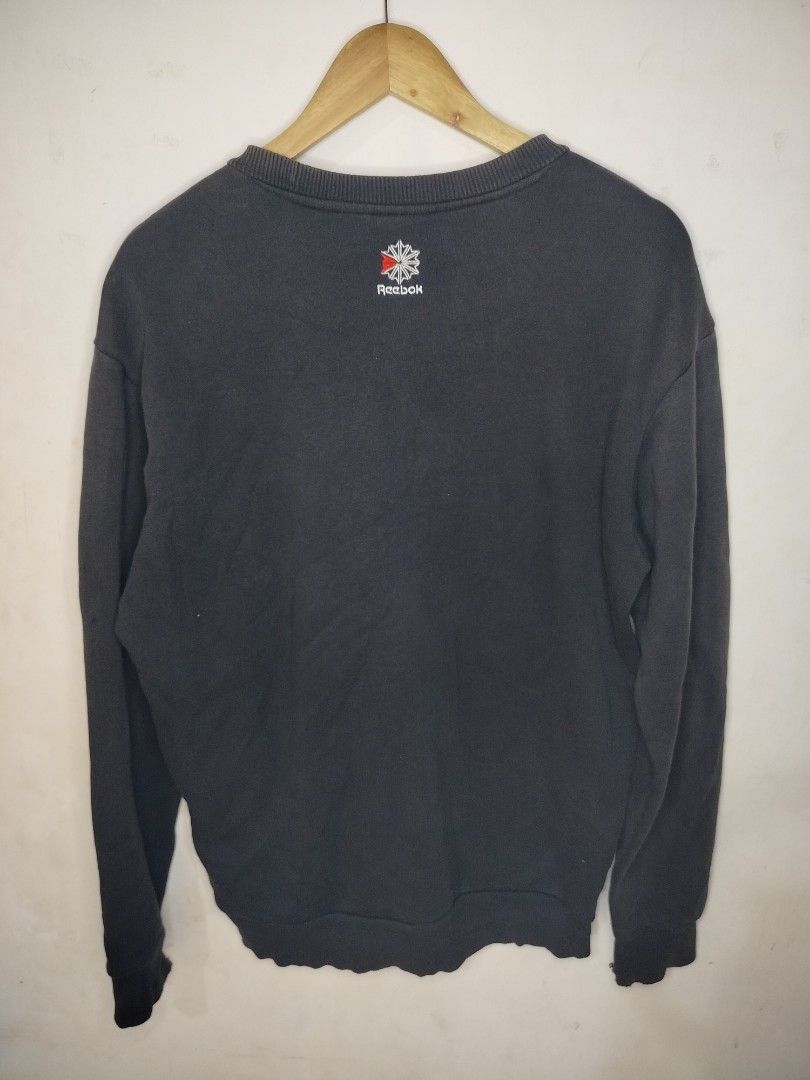 Reebok Long sleeve (Category: Coats, Jackets and Outerwear) located in Tacurong. Submitted by jumarvelous (Listing ID 1408787709, Image 2). Description: Excellent Condition discoloration on neck(slightly) size XL on tag, best fit L-XL Dimes: 22x27 Condition: 9/10.