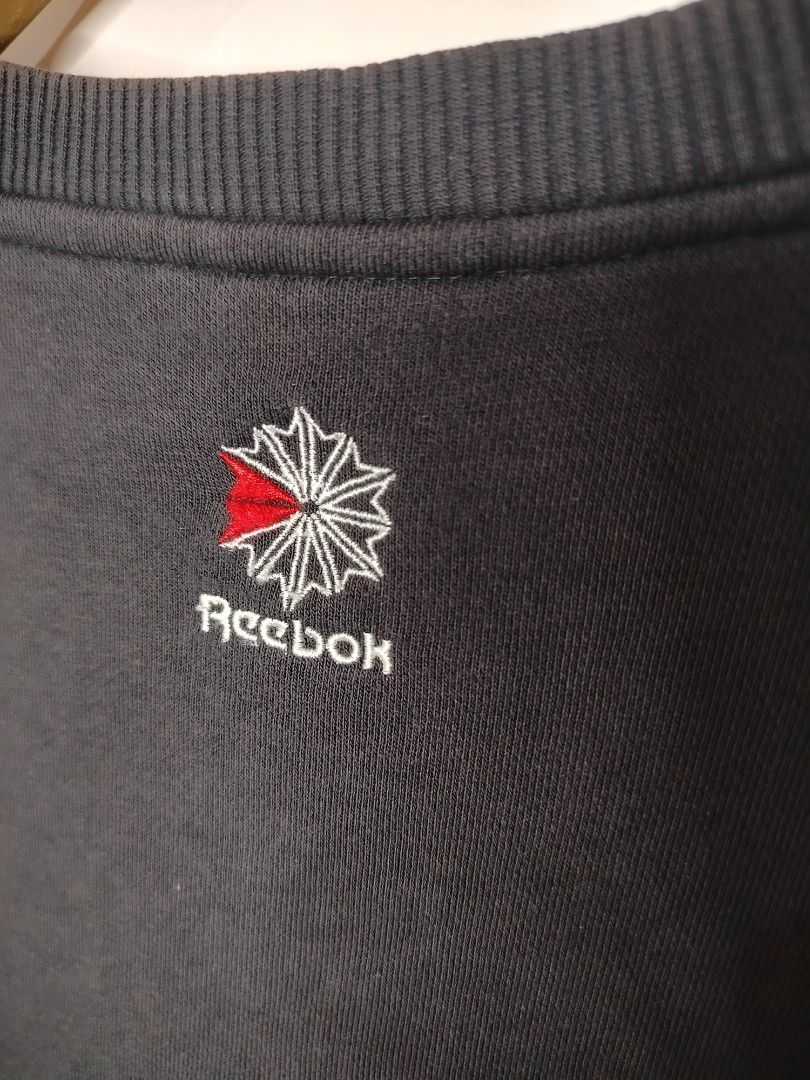 Reebok Long sleeve (Category: Coats, Jackets and Outerwear) located in Tacurong. Submitted by jumarvelous (Listing ID 1408787709, Image 3). Description: Excellent Condition discoloration on neck(slightly) size XL on tag, best fit L-XL Dimes: 22x27 Condition: 9/10.