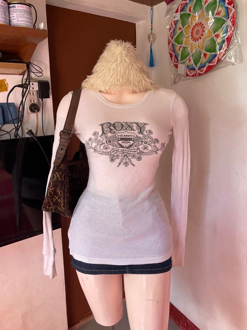 Roxy Classic Long Sleeve Shirt (Category: Longsleeves) located in Tabaco. Submitted by bilys_aura (Listing ID 1408869196, Image 1). Description: - Cream-colored Roxy long sleeve shirt - Features the classic Roxy logo - Ribbed texture and crew neck - Made in Pakistan - Long sleeves with cuffs - Condition: Some stains on the lower part of the shirt ୨ৎ white roxy long sleeve top — size: s-med — 8/10 condition — issue: stain (washable?) mine: 350 ste