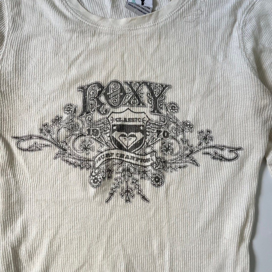 Roxy Classic Long Sleeve Shirt (Category: Longsleeves) located in Tabaco. Submitted by bilys_aura (Listing ID 1408869196, Image 3). Description: - Cream-colored Roxy long sleeve shirt - Features the classic Roxy logo - Ribbed texture and crew neck - Made in Pakistan - Long sleeves with cuffs - Condition: Some stains on the lower part of the shirt ୨ৎ white roxy long sleeve top — size: s-med — 8/10 condition — issue: stain (washable?) mine: 350 ste