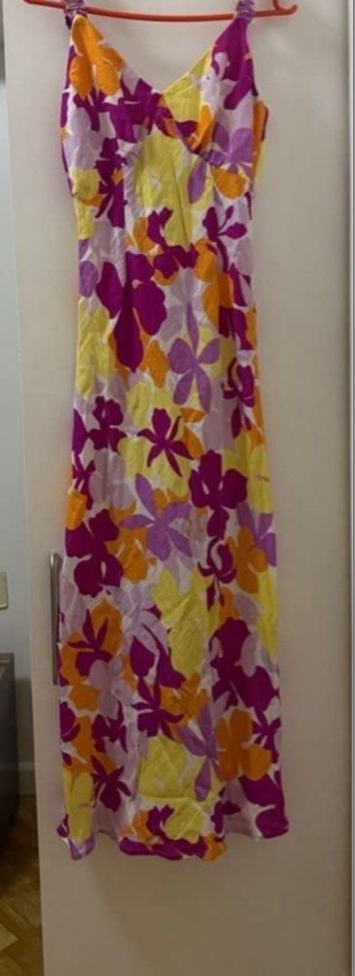 Savel Floral Maxi Dress (Category: Dresses) located in Bocaue. Submitted by matchaaa__ (Listing ID 1408874417, Image 3). Description: Worn once for a wedding - will keep this if no one willing to buy!! not too fitted but still flaunt your body curves huhu perfectly 😍😫 - so comfy to wear!! and very high quality - best fits for 24-26 ladiesss - when worn available 📍 Bocaue, Bulacan 🚚 JnT / Lalamove .