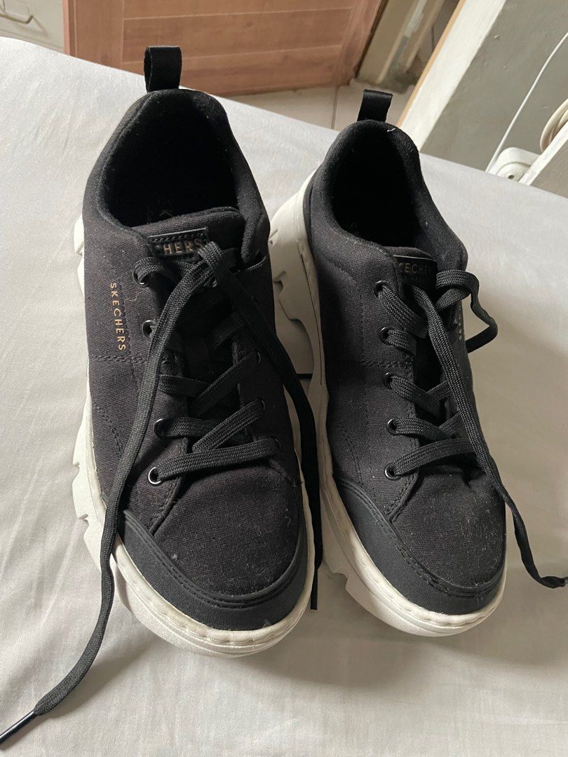 Skechers Roadie Surge (Category: Sneakers) located in Las Pinas. Submitted by lauricontapay (Listing ID 1408741679, Image 1). Description: Used only once sa event (outdoor) Size 38 All photos are actual Las piñas area.