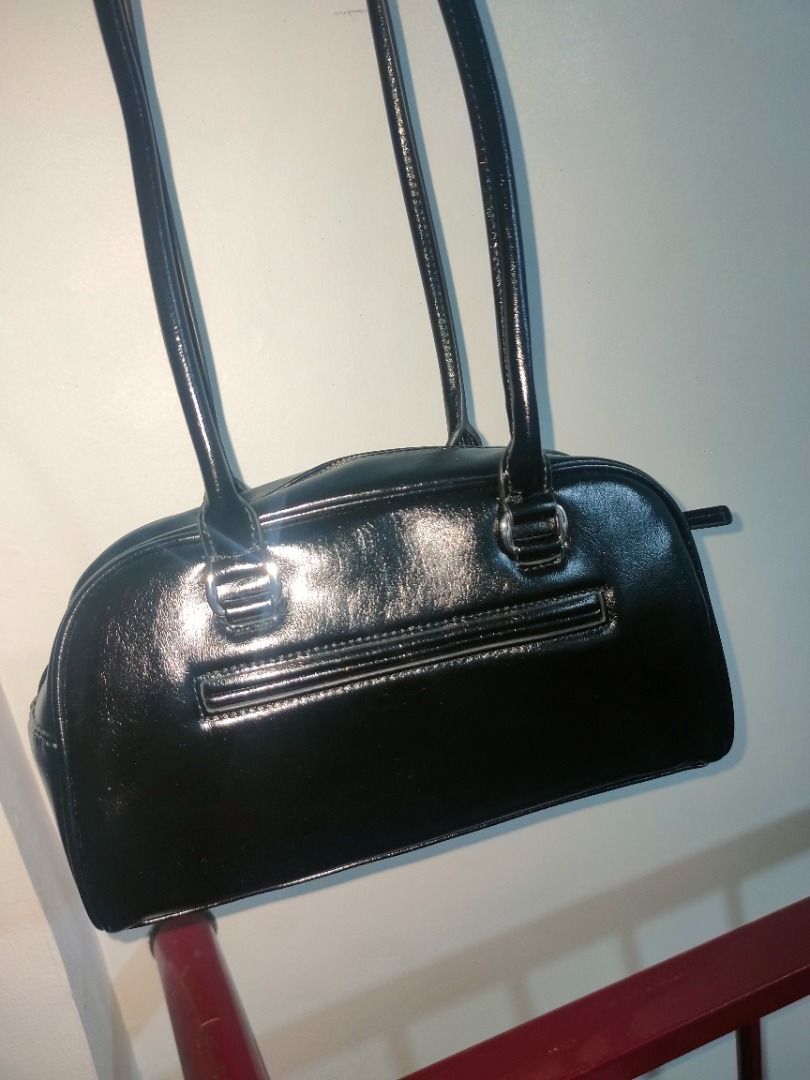 Stand Oil Shoulder Bag (Category: Luxury Bags & Wallets) located in Makati City. Submitted by mersmallow (Listing ID 1408875629, Image 3). Description: .