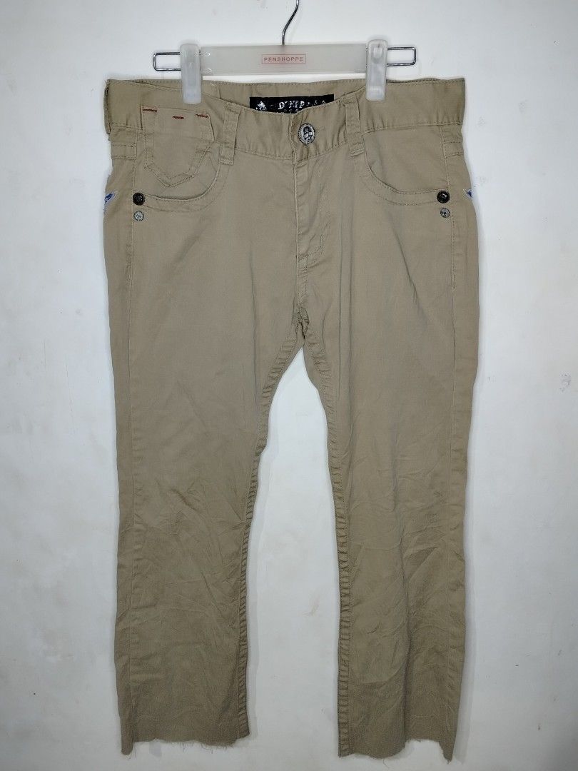 Y2K Red Pepper Jeans (Category: Jeans) located in Tacurong. Submitted by jumarvelous (Listing ID 1408799211, Image 1). Description: Good Condition Crackprints size 30 on tag Dimes: 34x36 Leg opening: 8.5 Condition: 10/10.