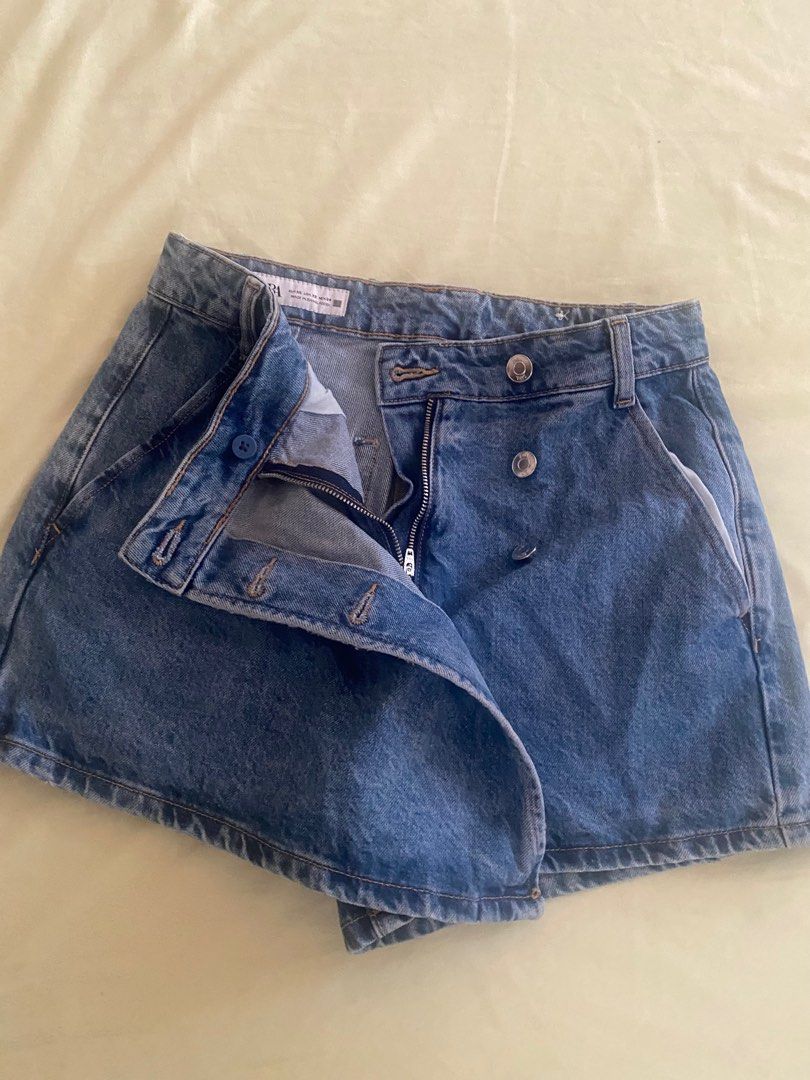 Zara Denim Skort XS (Free SF) (Category: Skirts) located in Pila. Submitted by jmeg_ (Listing ID 1408744285, Image 3). Description: - Worn only once - Zara denim skort - Size: XS but might fit into S - Features a wrap-style design - Button and zipper closure - Classic denim wash - Includes pockets - Versatile for casual outfits Discount will be given if you take more than 1 item. Thanks :) Free SF via JNT.