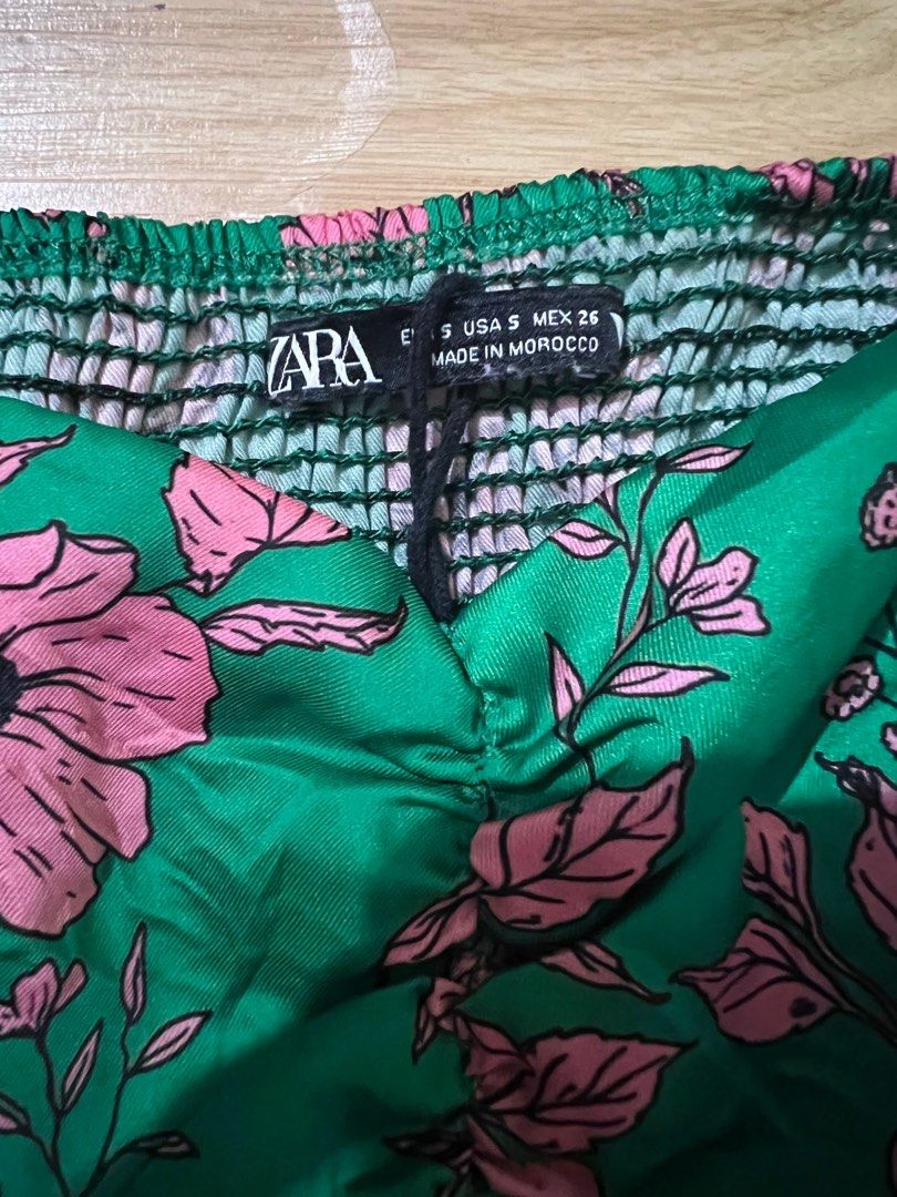 Zara Floral Crop Top (Category: Blouses) located in Marikina City. Submitted by declutteringcarly (Listing ID 1408764343, Image 2). Description: - Zara green crop top - floral print - Square neckline - Brand new without tag - di kasya sa akin XS-S -.