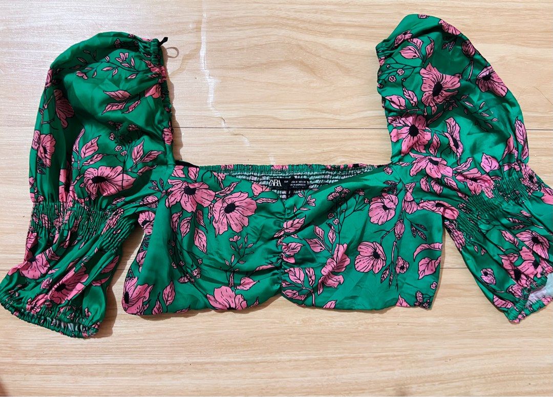 Zara Floral Crop Top (Category: Blouses) located in Marikina City. Submitted by declutteringcarly (Listing ID 1408764343, Image 1). Description: - Zara green crop top - floral print - Square neckline - Brand new without tag - di kasya sa akin XS-S -.