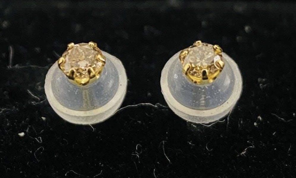 .10 ct dia stud earrings (Category: Earrings) located in Iloilo. Submitted by cheenaaa (Listing ID 1350646088, Image 1). Description: .10 ct stud earrings Natural diamonds with certificate 18k yellow gold setting.