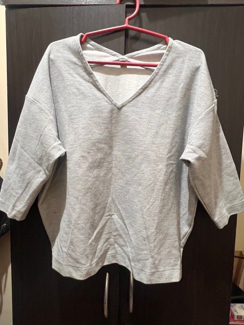 3/4 Uniqlo shirt (Category: Blouses) located in Umingan. Submitted by decluttererrr_07 (Listing ID 1350667838, Image 1). Description: Size M.