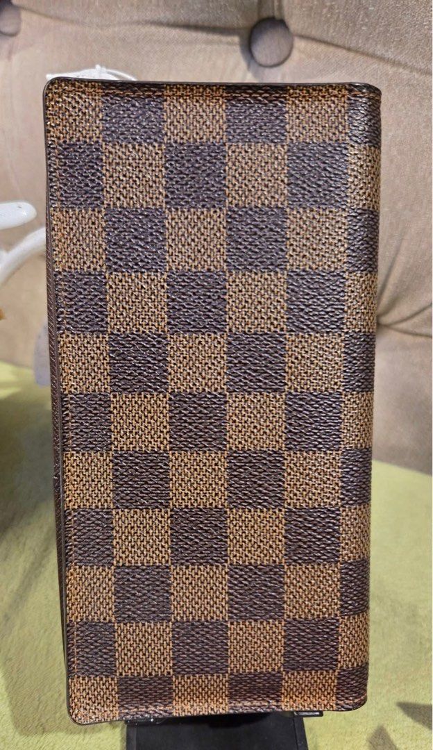 Authentic Louis Vuitton (Category: Luxury Bags & Wallets) located in Manila. Submitted by chloe_luxuries (Listing ID 1350689873, Image 2). Description: Guaranteed original Louis Vuitton Brazza bifold long wallet Still in very good condition No inclusion wallet only Pm for more details .
