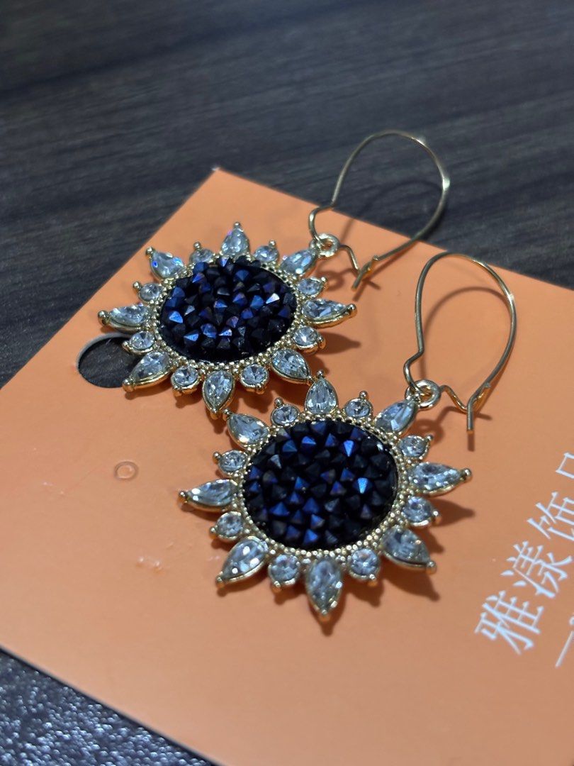 Blue & Silver Sunflower Earrings (Category: Earrings) located in Taguig. Submitted by tiny_trends (Listing ID 1350706618, Image 1). Description: Wrong Order dumating, not really my type too. 😔💕 I ordered Long Pearls Earrings and Large Hoops, not Random Style Earrings. Selling for ₱50 🧡.