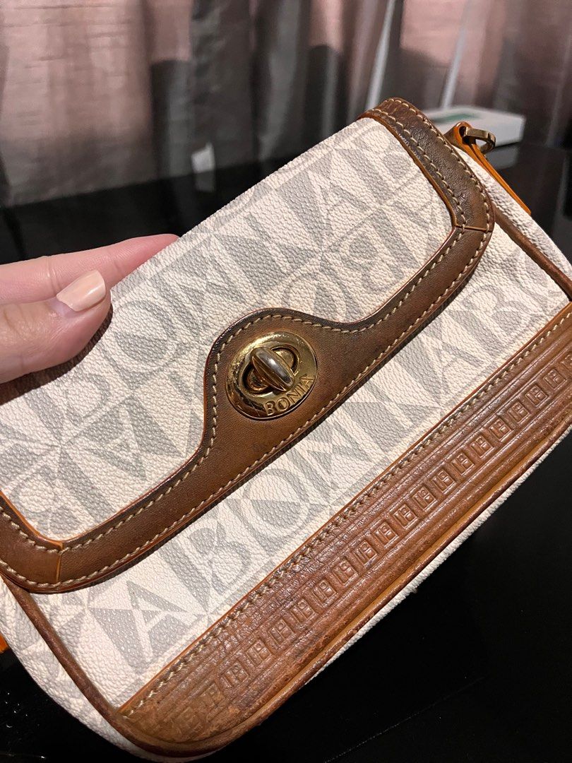Bonia shoulder bag (Category: Shoulder Bags) located in Guagua. Submitted by phoebegrca (Listing ID 1350560841, Image 3). Description: as you can see na may sign of usage sha onting linis lang goods na ulit, btw sa singapore sha nabili..