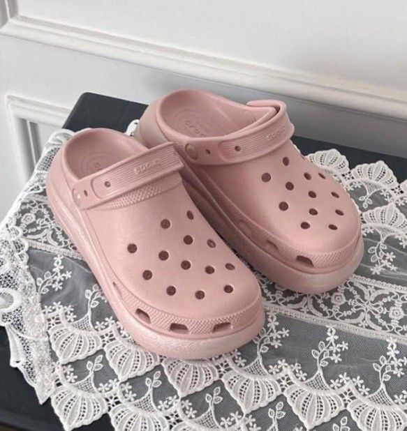 CROCS CLASSIC CRUSH CLOG PINK MUDA (CUTE BGT😍🥰), Fesyen Wanita