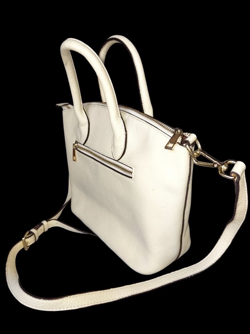 DELLA STELA BAG (Category: Shoulder Bags) located in Caloocan City. Submitted by batchara (Listing ID 1350551009, Image 2). Description: DELLA STELA BAG USED GOOD WHAT YOU SEE IS WHAT YOU GET! 4 ONLY 400PETOT! MOP GCASH.. SF SHOULDER OF BUYER ..