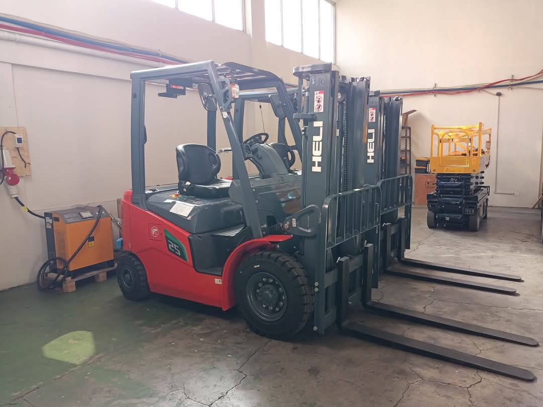 FORKLIFT HELI (Category: Industrial Equipment) located in Manila. Submitted by reymondage42844 (Listing ID 1350590148, Image 1). Description: FORKLIFT WITH HELI ‼️FOR SALE‼️ ‼️FOR SALE‼️ 🤯 Discover the No. 1️⃣ Leading Brand Worldwide! 𝐇𝐄𝐋𝐈 𝐃𝐈𝐄𝐒𝐄𝐋 𝐅𝐎𝐑𝐊𝐋𝐈𝐅𝐓 QUANCHAI ENGINE, ISUZU ENGINE & MITSUBISHI ENGINE ✓ Lifting Capacity: 2 TONS to 10 TONS 𝐇𝐄𝐋𝐈 𝐄𝐋𝐄𝐂𝐓𝐑𝐈𝐂 𝐅𝐎𝐑𝐊𝐋𝐈𝐅𝐓 Featuring LEAD ACID, WEIDE & CATL BATTERIES 