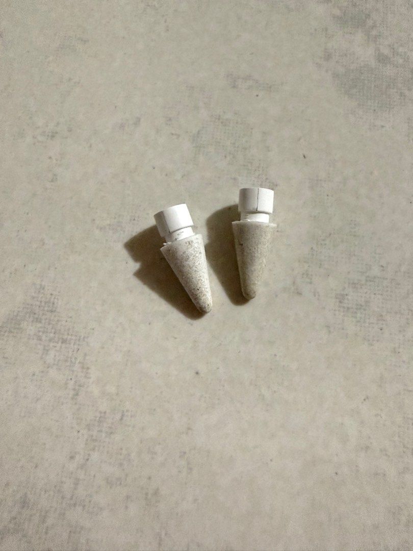 GOOJODOQ pencil tip/nib replacement (Category: Other Mobile & Gadget Accessories) located in Cavite. Submitted by ubechiffon (Listing ID 1350585188, Image 2). Description: please read‼️ ⋆𐙚₊˚tip/nib replacement for apple ipad pencil 1st 2nd Gen 2B & 2H ⋆𐙚₊˚soft type nib ⋆𐙚₊˚ganyan yung itsura nung dumating sakin yan. its not dirty,, hindi ko pa po siya nagagamit/dinala sa labas since it doesnt fit my pencil hindi siya kasya sa goojodoq GD13 rfs
