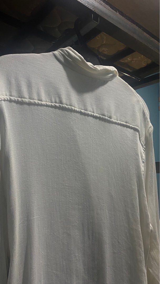 Guess White Corduroy Overshirt (Category: Coats, Jackets and Outerwear) located in San Pablo. Submitted by asteryow (Listing ID 1350588950, Image 3). Description: Price is Negotiable All items are personally owned and well taken care of Color may be affected by lighting Never been used RFS: College funds.