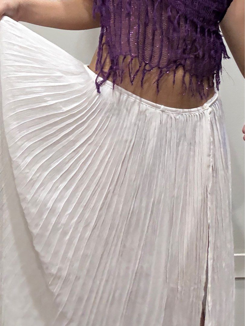 high slit, convertible maxi skirt (Category: Skirts) located in Manila. Submitted by violoot (Listing ID 1350564314, Image 3). Description: other side lace and otehr side pleated XS-S.