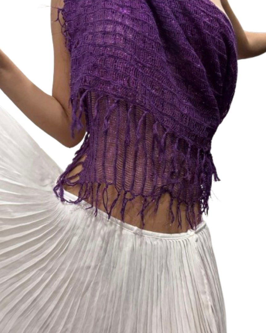 high slit, convertible maxi skirt (Category: Skirts) located in Manila. Submitted by violoot (Listing ID 1350564314, Image 1). Description: other side lace and otehr side pleated XS-S.