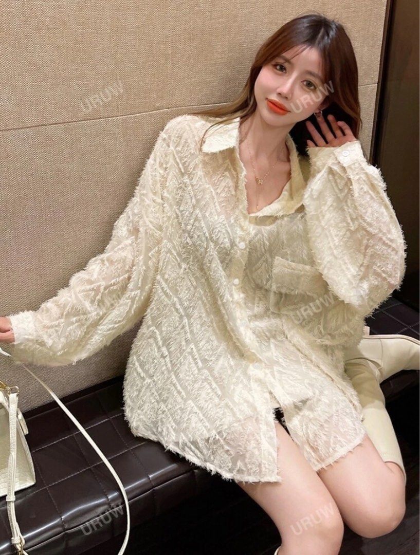 Longsleeves white oversized large (Category: Longsleeves) located in Quezon City. Submitted by zhellar (Listing ID 1350581558, Image 1). Description: oversized longsleeves. bagsak presyo na po for decluterring and wrong size naka stock lang sa bahay.
