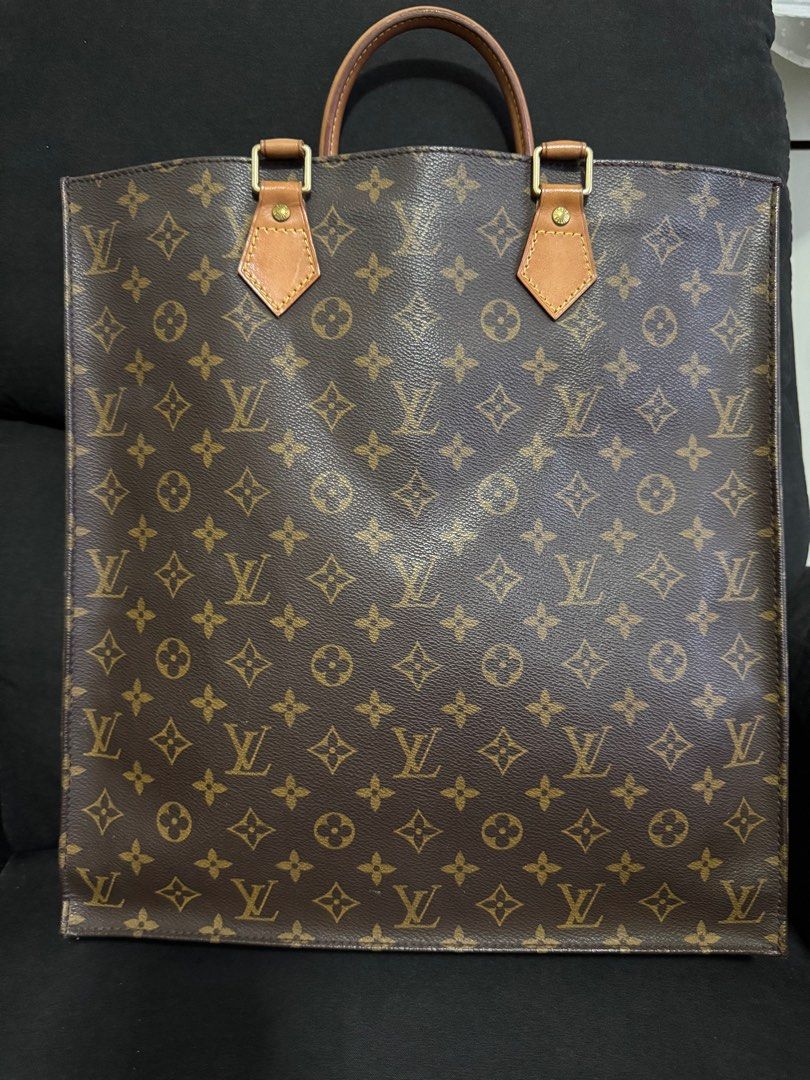 Louis Vuitton Sac Plat (Category: Luxury Bags & Wallets) located in Pasig City. Submitted by unicatamara (Listing ID 1350603175, Image 1). Description: The inner fabric has been taken out but still in great condition. This is authentic and I got it from a legit IG luxury bags seller. .
