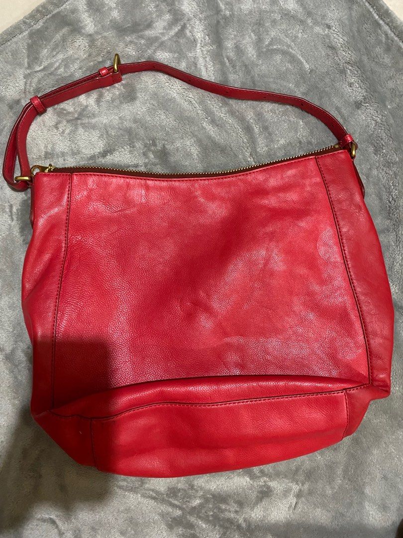 Marc Jacobs Large Hobo Bag (Category: Shoulder Bags) located in Cebu City. Submitted by second.scents (Listing ID 1350597251, Image 2). Description: Marc Jacobs Large Hobo Bag Condition: 7/10 Pls see issue at the last photo (unnoticeable when worn) Material: leather RFS: not my style .