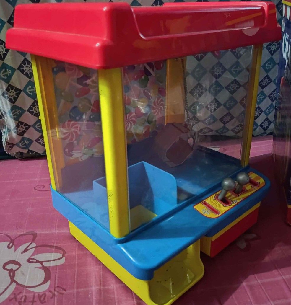 Mini claw machine crane game (Category: Interactive Toys) located in Pasig City. Submitted by jeffzyyyyy (Listing ID 1350668794, Image 2). Description: as is untested Fresh battery slot no box Location Manila.