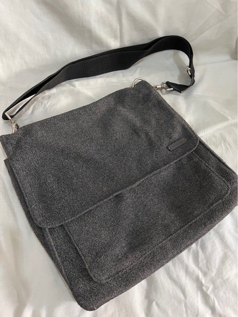 Original Old Navy Gray Cross-body Bag (Category: Cross-body Bags) located in Manila. Submitted by pretty.tin (Listing ID 1350599418, Image 1). Description: Bought in the US Payment and Delivery: - GCash - Bank Transfer (BPI, BDO) - Thru Grab, Lalamove, Gogo Express, Flash Express, or LBC - Meet-up or pick-up at Makati (Mon to Thurs) - Pick-up at QC (Fri to Sun).
